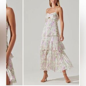 NWOT ASTR THE LABEL - EMMI FRONT CUTOUT TIERED DRESS✨
